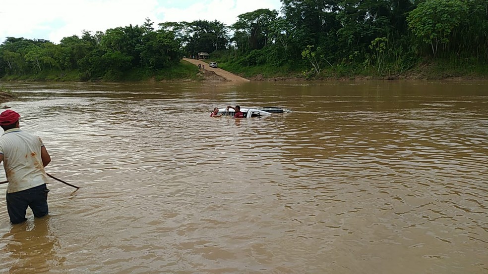 Caminhão cai dentro de rio no interior do Acre durante travessia em balsa  — Foto: Asscom/Bombeiros 