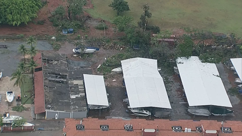 Marina com telhas quebradas por causa do impacto da chuva (Foto: TV Globo/Reprodução)