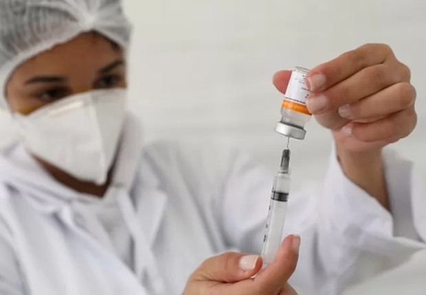 Os imunizantes contra a covid-19 continuam a funcionar para aquilo que eles foram desenvolvidos: a prevenção de casos mais graves da doença, que causam hospitalização e morte. (Foto: GETTY IMAGES via BBC Brasil)