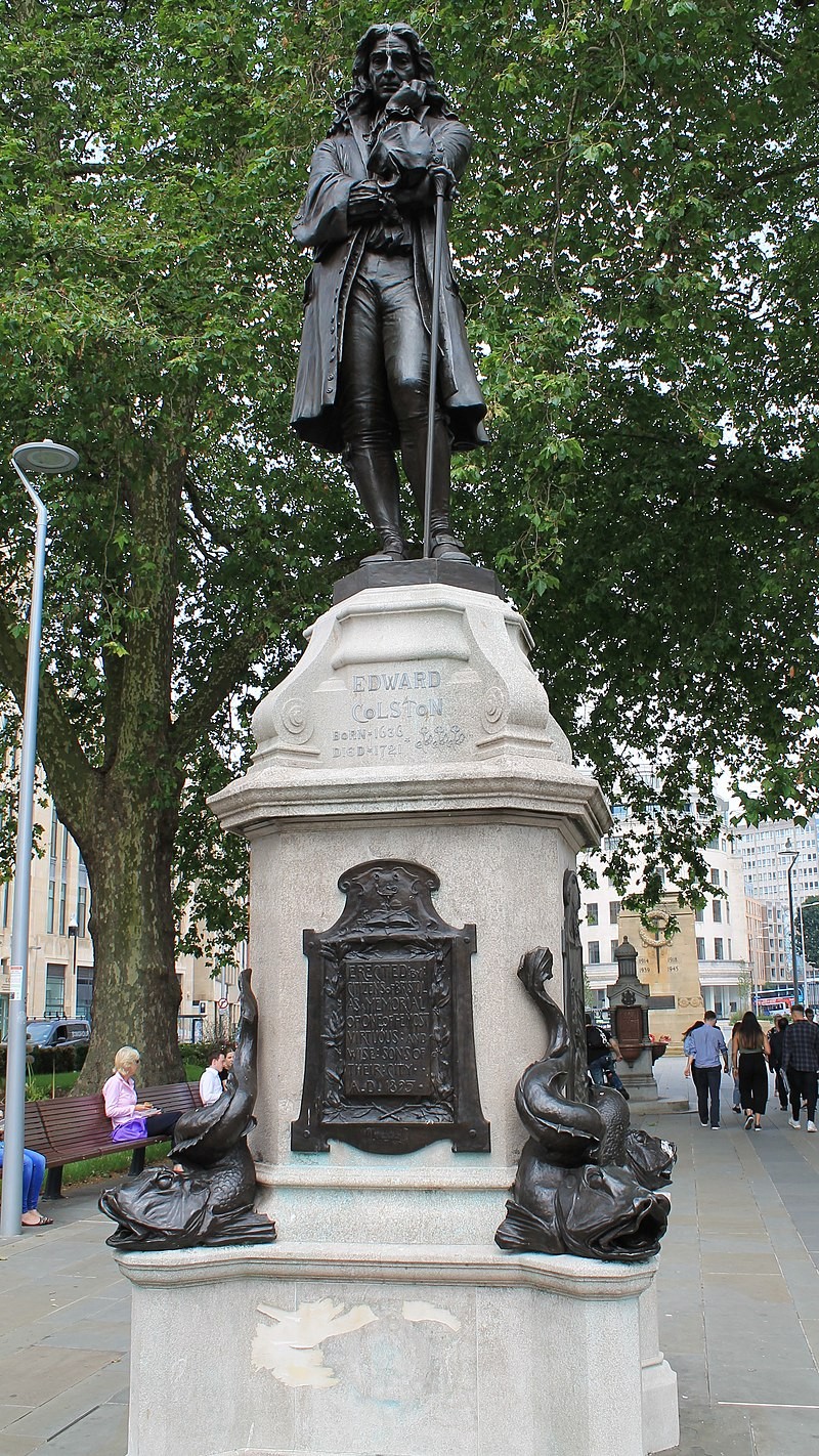 Estátua do traficante de escravos Edward Colston em Bristol foi derrubada durante protestos Black Lives Matter (Foto: Wikimedia Commons)