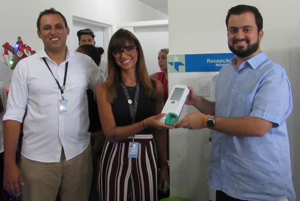 O superintendente de SaÃºde, Fernando MagalhÃ£es, e a diretora ClÃ­nica do SÃ£o Lucas, Carolina Mello, recebem o equipamento do administrador Guilherme Rocha â Foto: Ana Clara Marinho/TV Globo