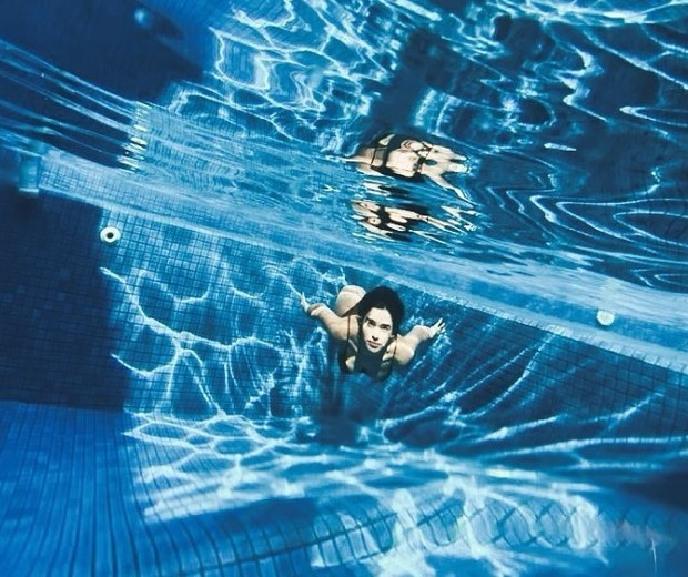 Vanessa Giácomo se refresca na piscina de casa (Foto: Reprodução/Instagram)