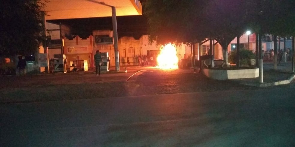 Carros foram incendiados durante fuga de bandidos — Foto: Pedro Tiago/Site Bahia 10