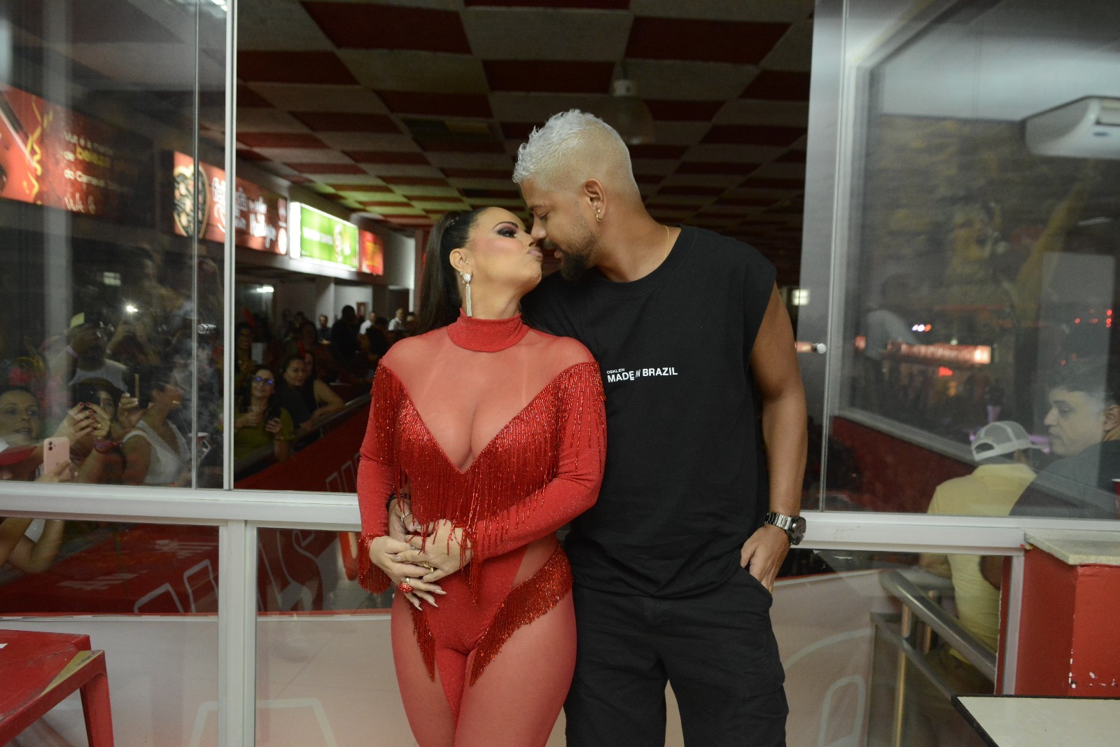 Viviane Araújo e Guilherme Miilitão trocam beijos em ensaio na quadra do Salgueiro (Foto: Webert Belicio/AgNews)