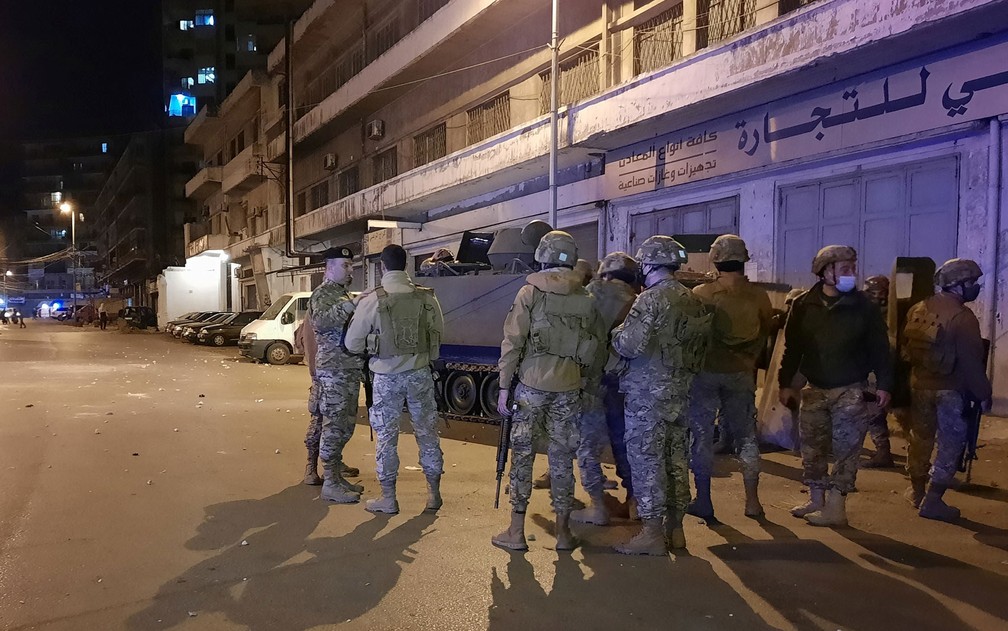 Membros do exército libanês são vistos nas ruas de Tripoli durante protesto contra lockdown, na quarta-feira (27) — Foto: Reuters/Omar Ibrahim 