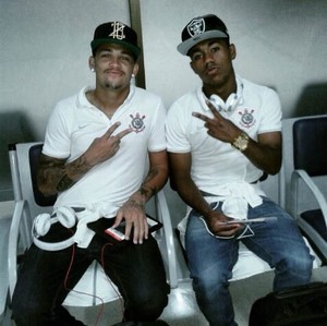 Luciano e Malcom embarque do Corinthians para Colômbia (Foto: Reprodução Instagram)