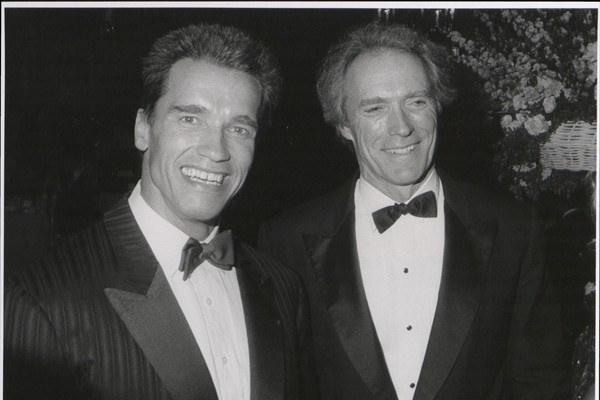 Clint Eastwood e Arnold Schwarzenegger em foto de janeiro de 1988 (Foto: Getty Images)