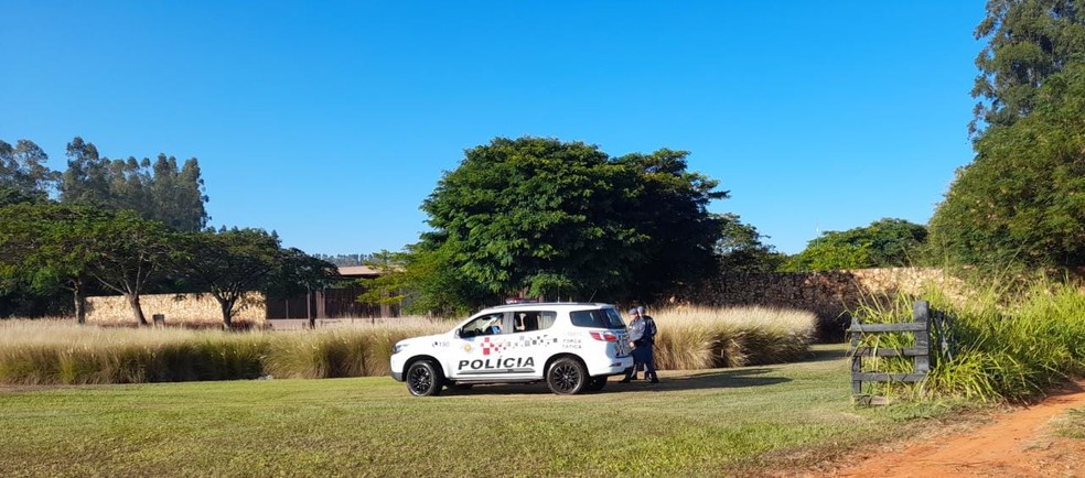 Equipes da Polícia Militar foram até o hotel de luxo Fasano, em Porto Feliz (SP), previsto para receber encontro entre Elon Musk e Jair Bolsonaro. — Foto: Gabriela Almeida/g1
