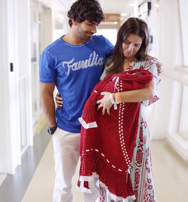 Deborah Secco com Hugo Moura e a recém-nascida Maria Flor (Foto: Reprodução/Instagram)