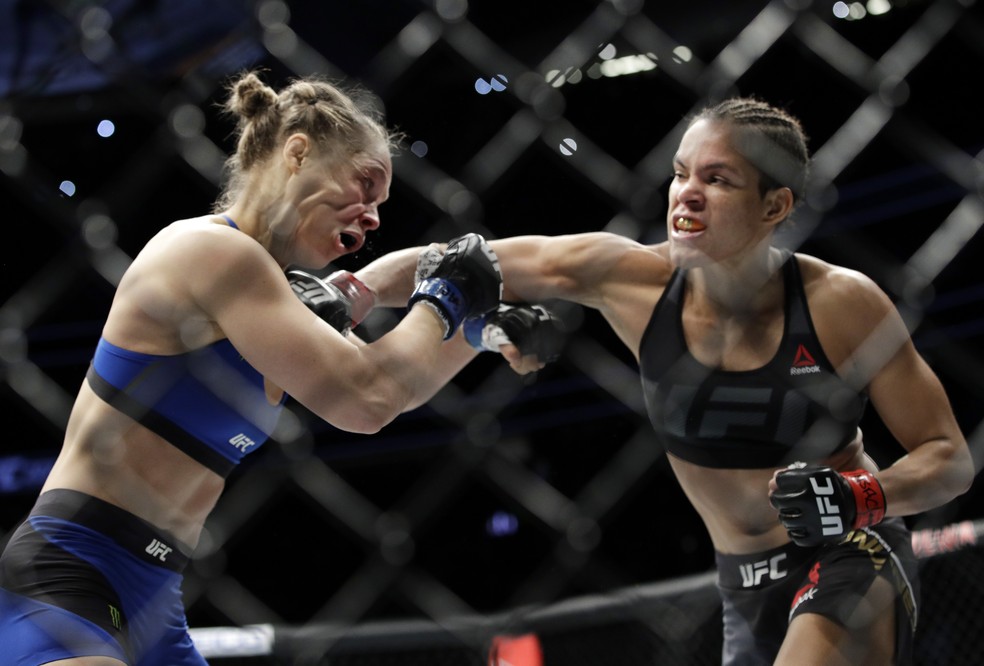 Amanda Nunes nocauteou Ronda Rousey em sua primeira defesa de cinturão — Foto: John Locher / AP