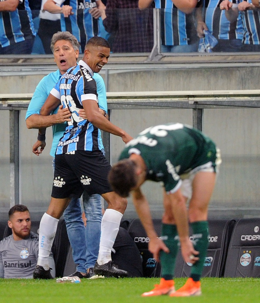 David Braz abraça Renato após o gol do Grêmio — Foto: Wesley Santos/Agência PressDigital