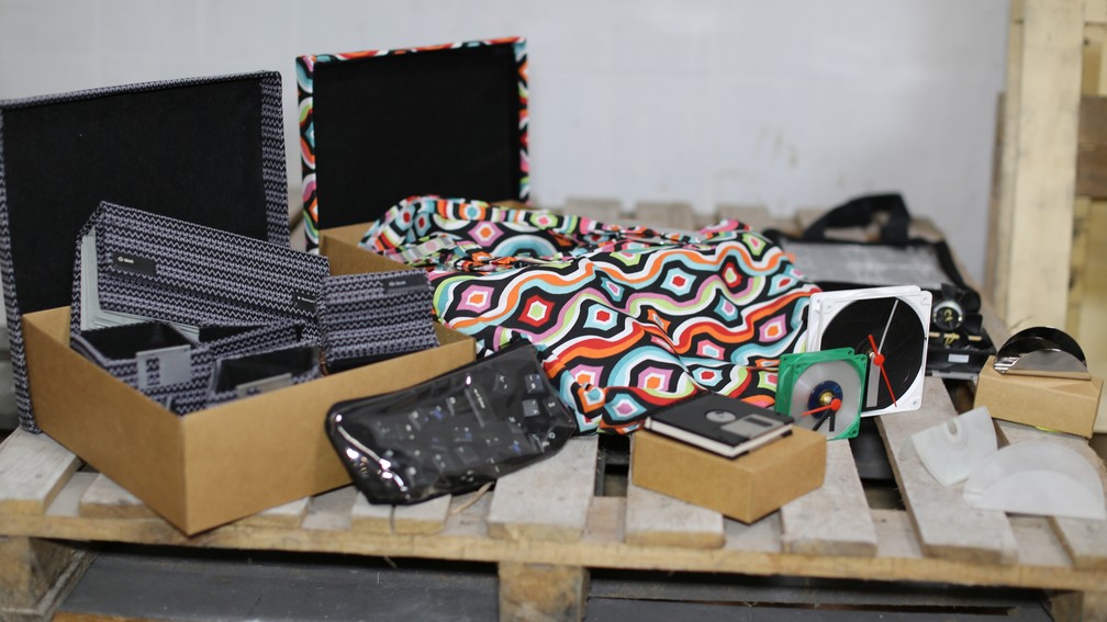 Material que não pode ser recuperado é transformado em outros produtos (Foto: Andressa Gonçalves/ G1)