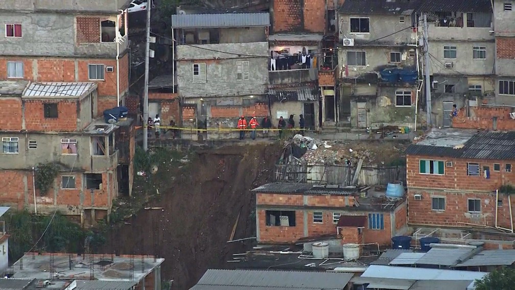 Deslizamento na parte alta da Mangueira — Foto: Reprodução/TV Globo