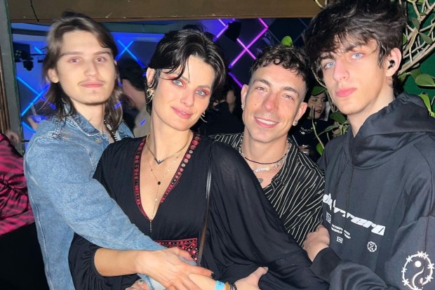 Isabeli Fontana posa com Di Ferrero e os filhos Zion, de 19 anos (à esquerda), e Lucas, de 15 anos (à direita) (Foto: Reprodução/Instagram)