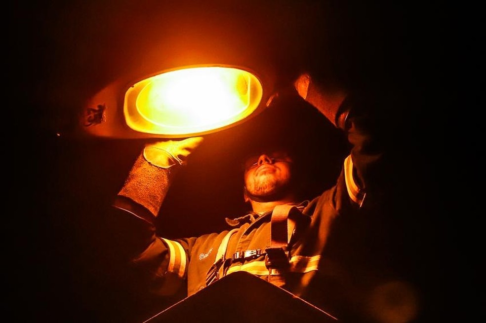 Porto Alegre deve trocar 100 mil pontos de iluminação em dois anos — Foto: Cristine Rochol/SMURB/PMPA