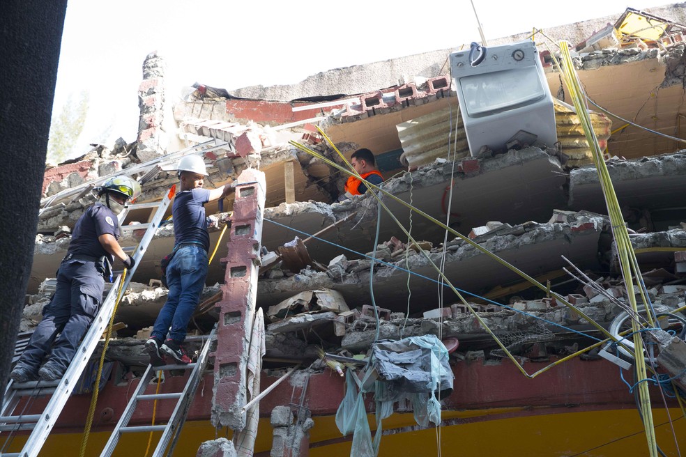 Equipes de resgate buscavam sobreviventes nos destroços de prédio destruído por tremor na terça-feira (19)  (Foto: Carlos Ramirez / AFP)