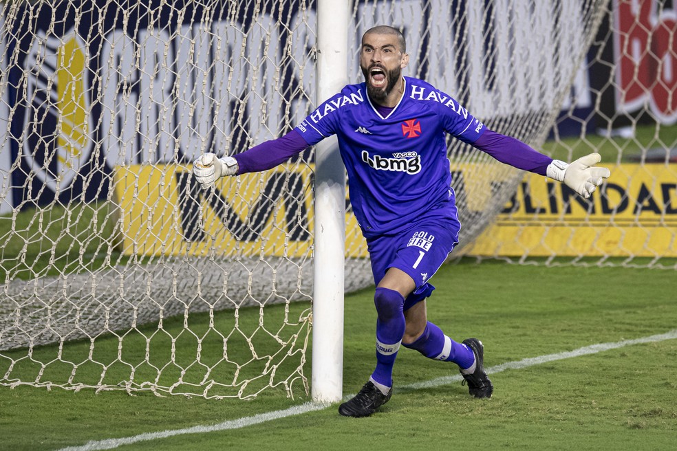 Destaque ao defender três pênaltis na Taça Rio, Vanderlei é um dos nove reforços do Vasco para Série B — Foto: Jorge Rodrigues/AGIF