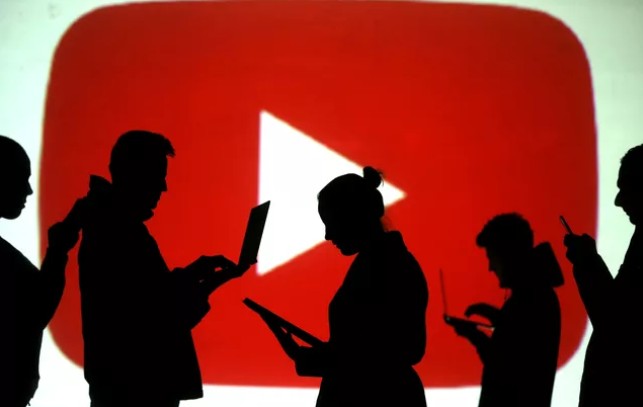 YouTube proíbe conteúdos relacionados a teoria da conspiração promovida por grupos como QAnon thumbnail