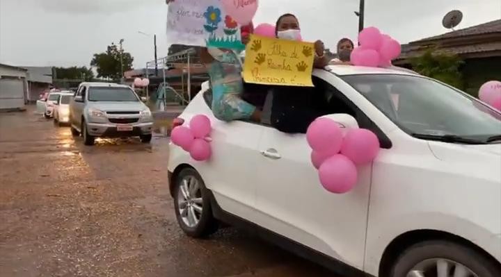 Com festa cancelada por causa do isolamento, grávida ganha chá de bebê no estilo 'drive thru' no PA