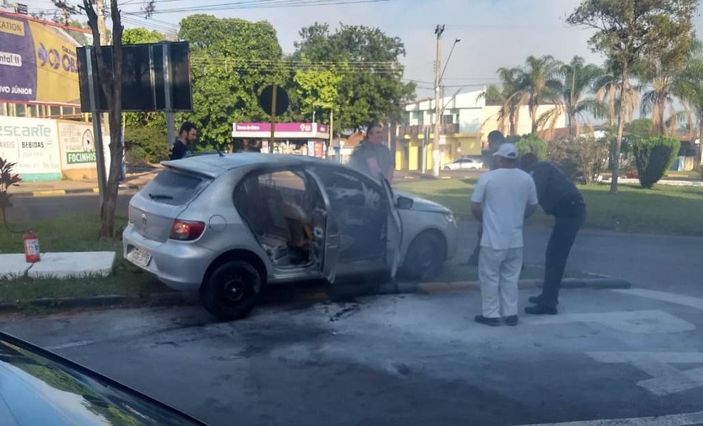 Homem ateia fogo a carro para matar a ex-namorada em Pirassununga — Foto: Repórter Naressi