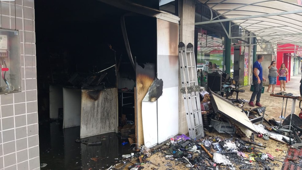 Loja foi destruída pelas chamas, no entanto, ninguém ficou ferido — Foto: Polícia Militar/ Divulgação