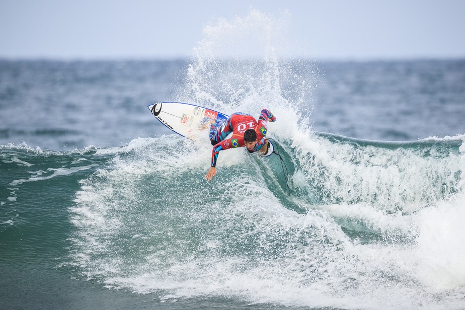 Ãtalo avanÃ§a no sufoco, Filipe dÃ¡ show e Medina mostra forÃ§a na abertura em Bells Beach 