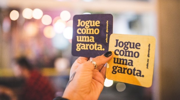 Jogue como uma garota.®  Camiseta com frase original da Peita – PEITA