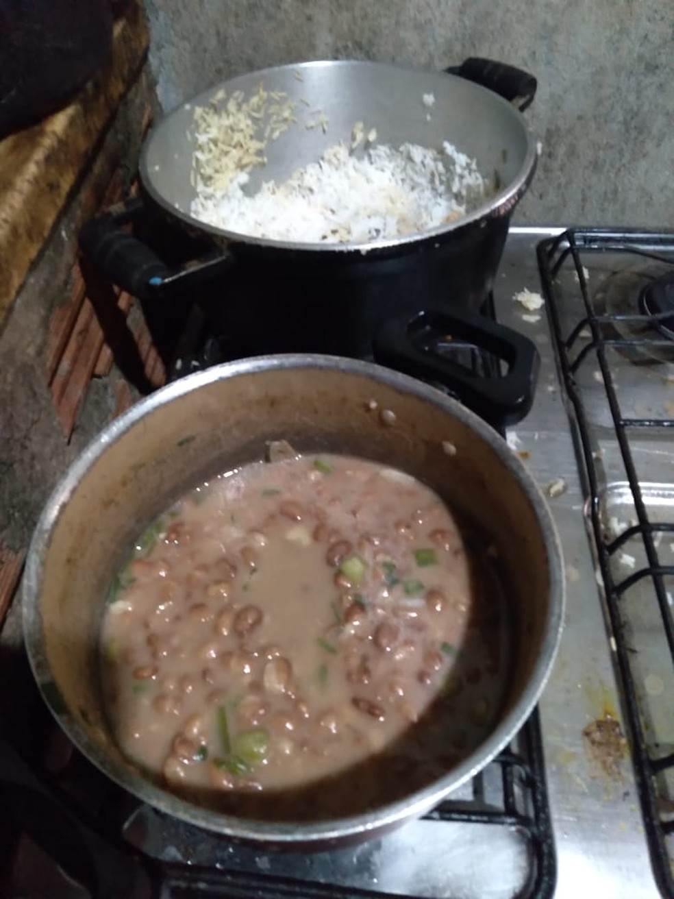 Panelas com arroz e feijão que a Eva Rodrigues preparou para passar a semana — Foto: Divulgação