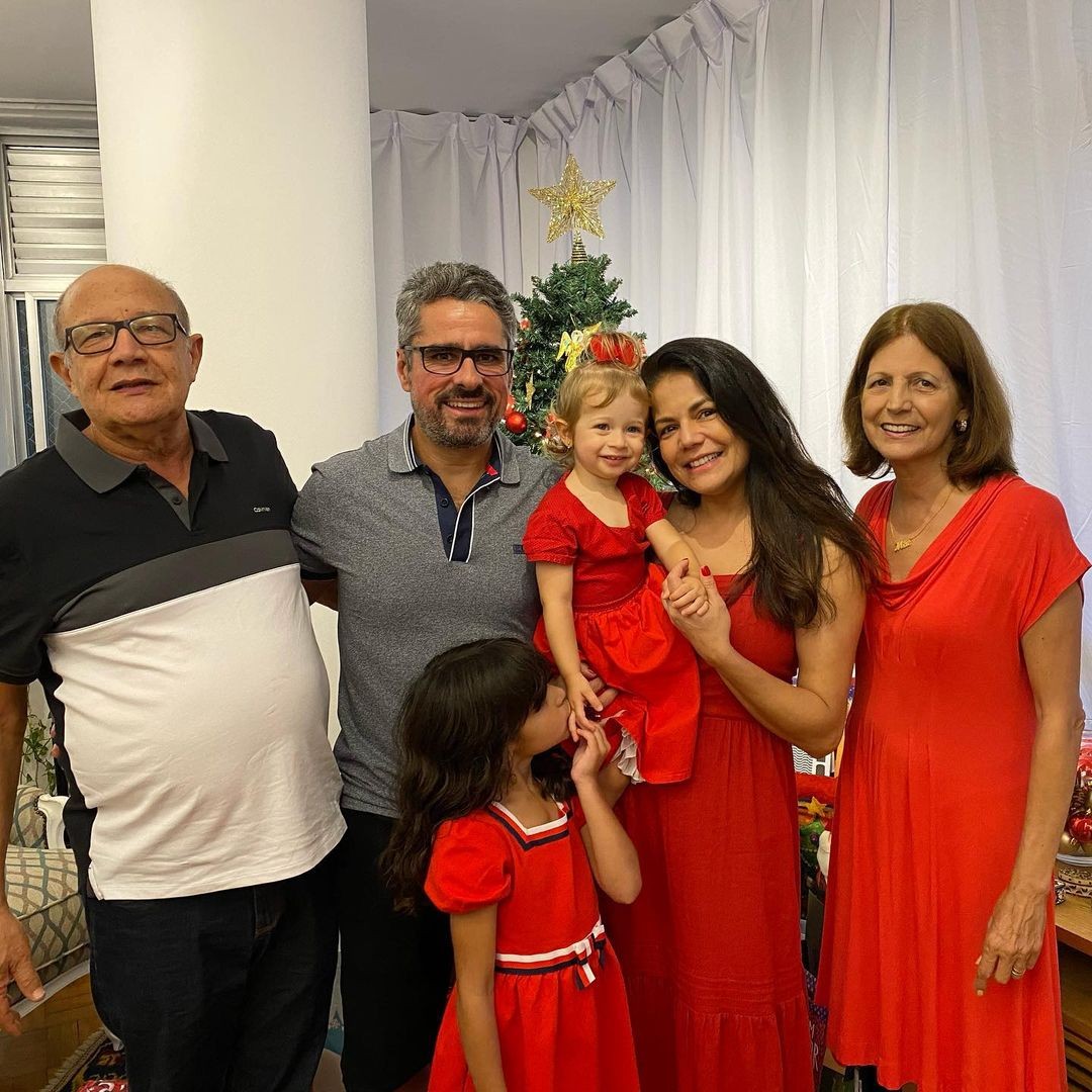 Nívea Stelmann e família (Foto: Reprodução/Instagram)