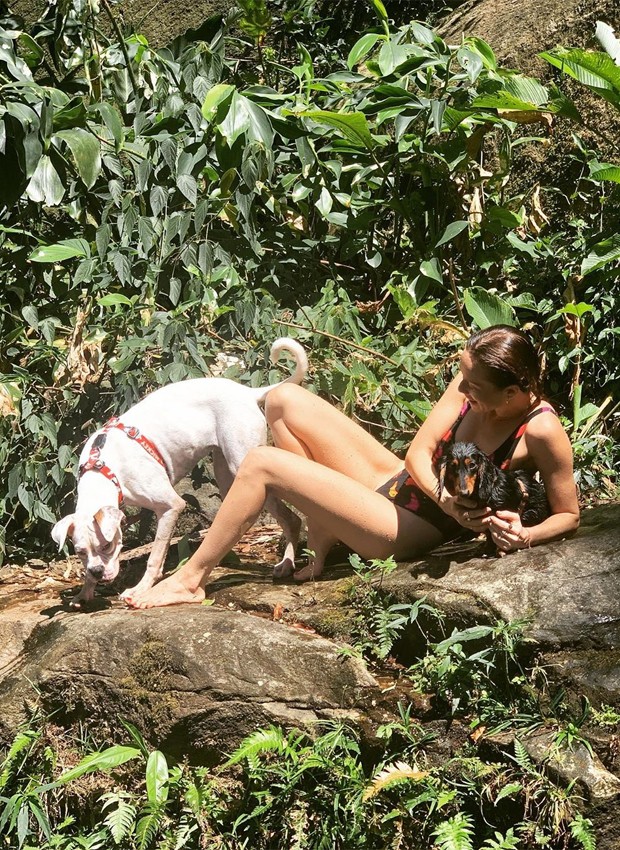 Mariana Ximenes brinca com cachorro (Foto: Reprodução/Instagram)