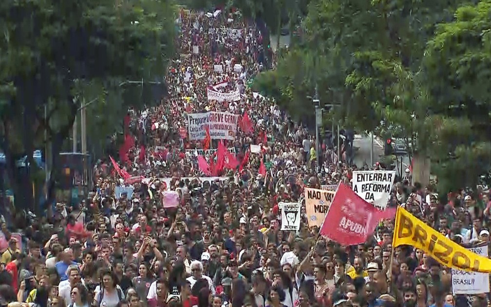 Protesto unificado em defesa da educaÃ§Ã£o reÃºne milhares de pessoas em Belo Horizonte â Foto: ReproduÃ§Ã£o/TV Globo