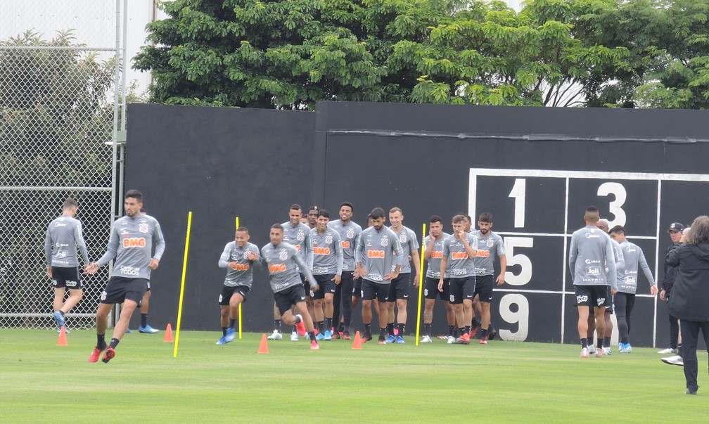Aquecimentos dos jogadores do Corinthians no CT — Foto: Ana Canhedo