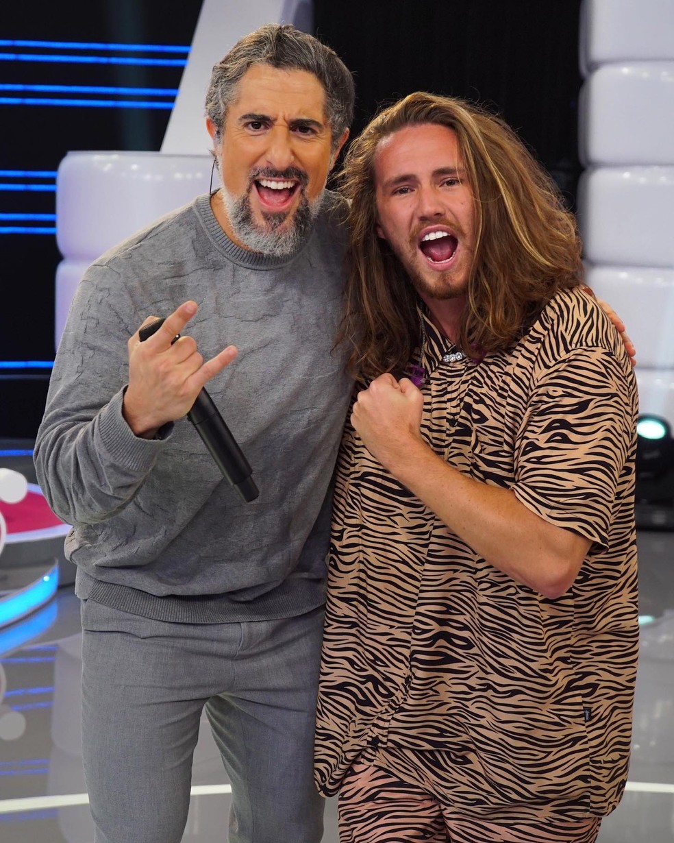 Marcos Mion soltou a voz com Vitor Kley no palco do 'Caldeirão' — Foto: Reprodução/Instagram