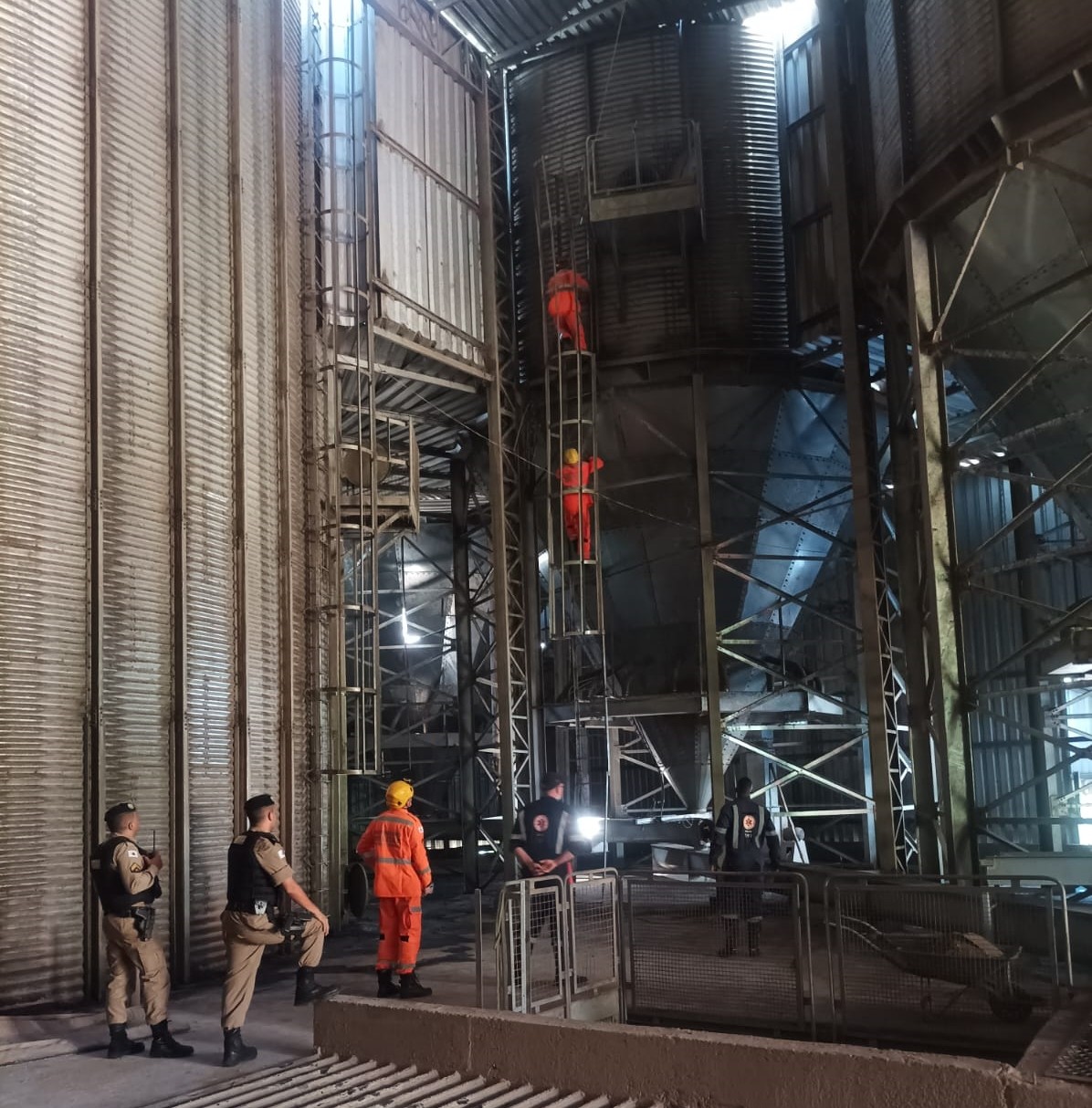 Homens são soterrados dentro de silo com três toneladas de polpa de laranja em Carvalhos, MG