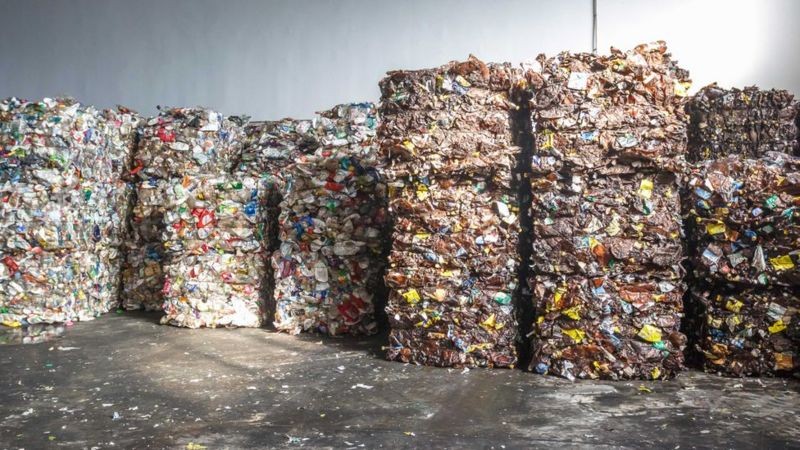 A solução inovadora contra a montanha de lixo plástico que produzimos thumbnail