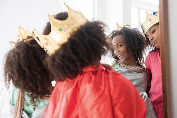 Meninas se olhando no espelho (Foto: JGI / Jamie Grill / Getty Images)
