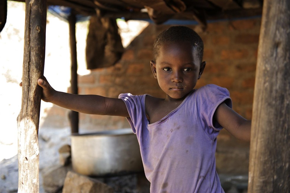 Menina em casa na Tanzânia — Foto: Shehzad Noorani/Unicef
