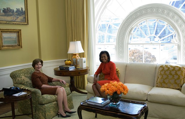 WASHINGTON - NOVEMBER 10:  In this handout image provided by the White House, First Lady Laura Bush (L) meets with U.S. President-elect Barack Obama's wife Michelle Obama in the private residence of the White House November 10, 2008 in Washington, DC. Thi (Foto: Getty Images)