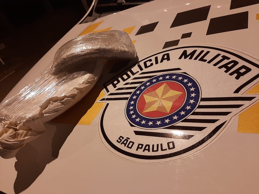 Mulher transportava sob a roupa dois volumes com cerca de 2 quilos de haxixe — Foto: Polícia Rodoviária
