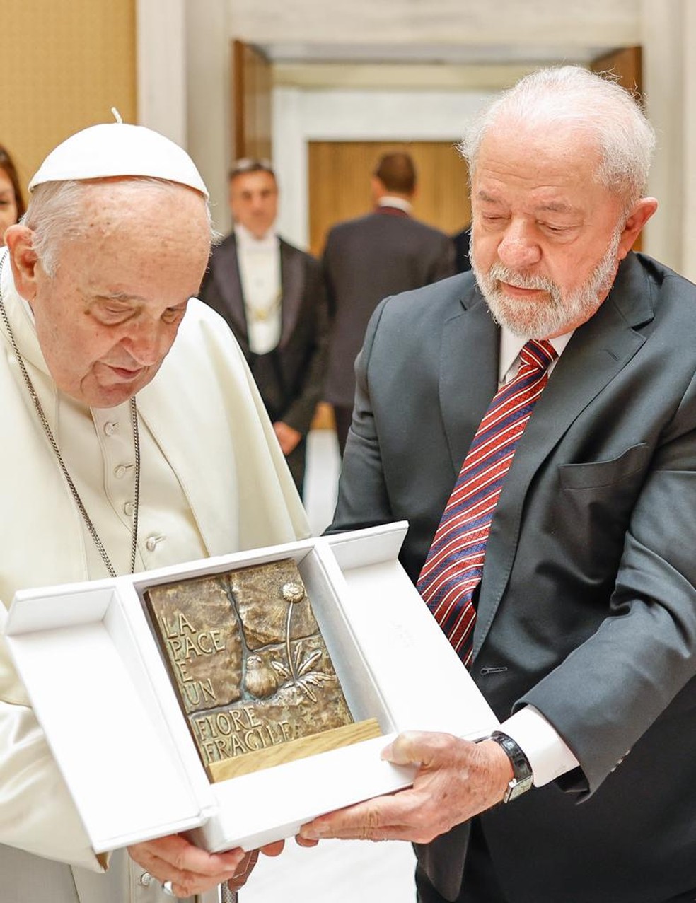 El Papa Francisco entrega al presidente Luiz Inácio Lula da Silva un grabado en bronce — Foto: Ricardo Stuckert