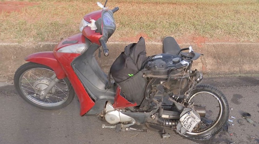 Motocicleta ficou destruída após acidente na Rodovia Marechal Rondon (SP-300) na manhã desta quinta-feira (6) (Foto: Reprodução / TV TEM)