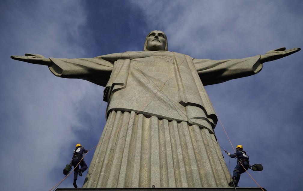 Alpinistas sobem no monumento do Cristo Redentor — Foto: Marcos Serra Lima/G1