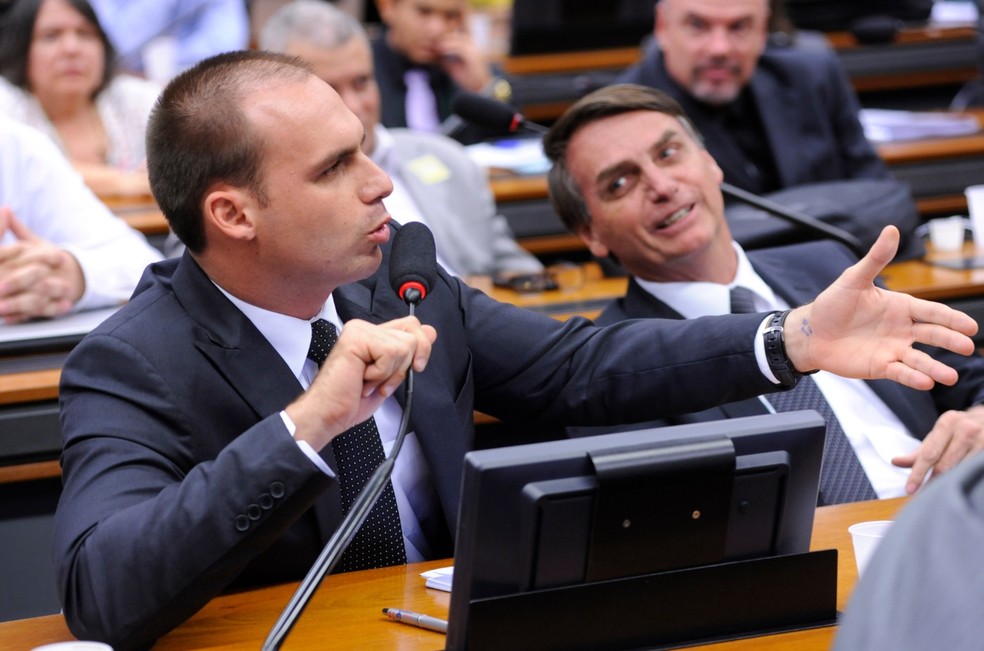 O deputado Eduardo Bolsonaro e o presidente Jair Bolsonaro, em imagem de arquivo â€” Foto: LÃºcio Bernardo Jr/CÃ¢mara dos Deputados