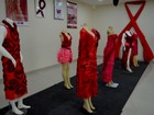 Exposição no AP tem vestimentas produzidas com preservativos