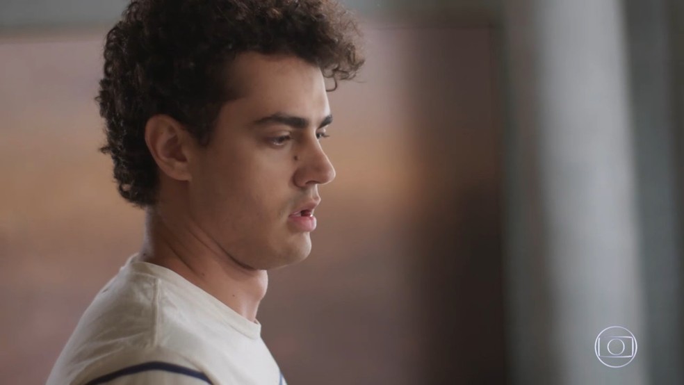 Guga (Pedro Alves) dá empurrão em Max (Roberto Bomtempo) durante discussão e ele sofre um acidente, em 'Malhação - Toda Forma de Amar' — Foto: TV Globo