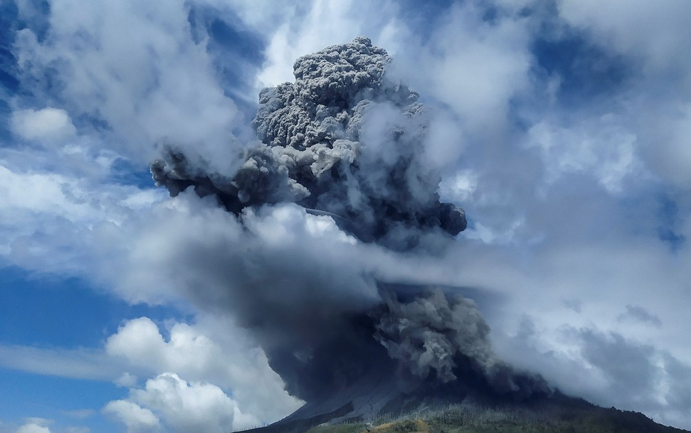 Coluna de fumaça provocada pela erupção do Monte Sinabung, em Sumatra, na Indonésia, na segunda-feira (10) — Foto: Antara Foto/Sastrawan Ginting/via Reuters 
