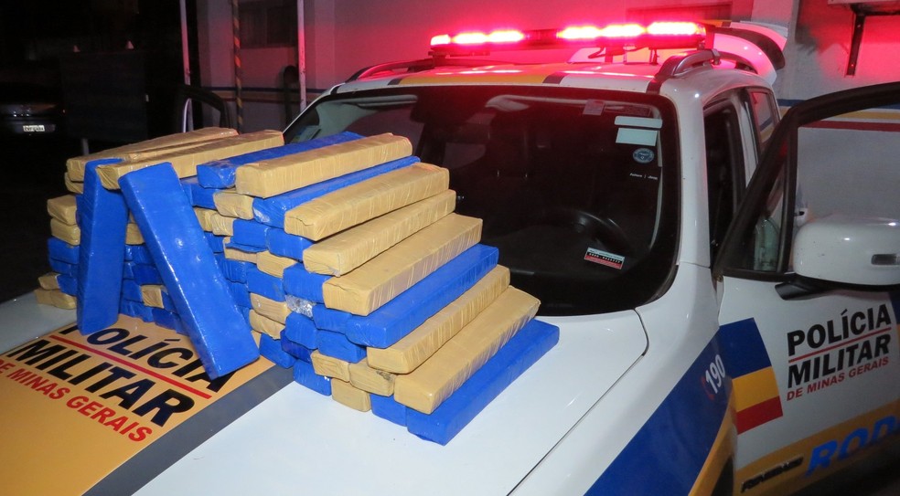 Casal é preso com 91 tabletes de maconha dentro de carro em São Sebastião do Paraíso — Foto: Hélder Almeida