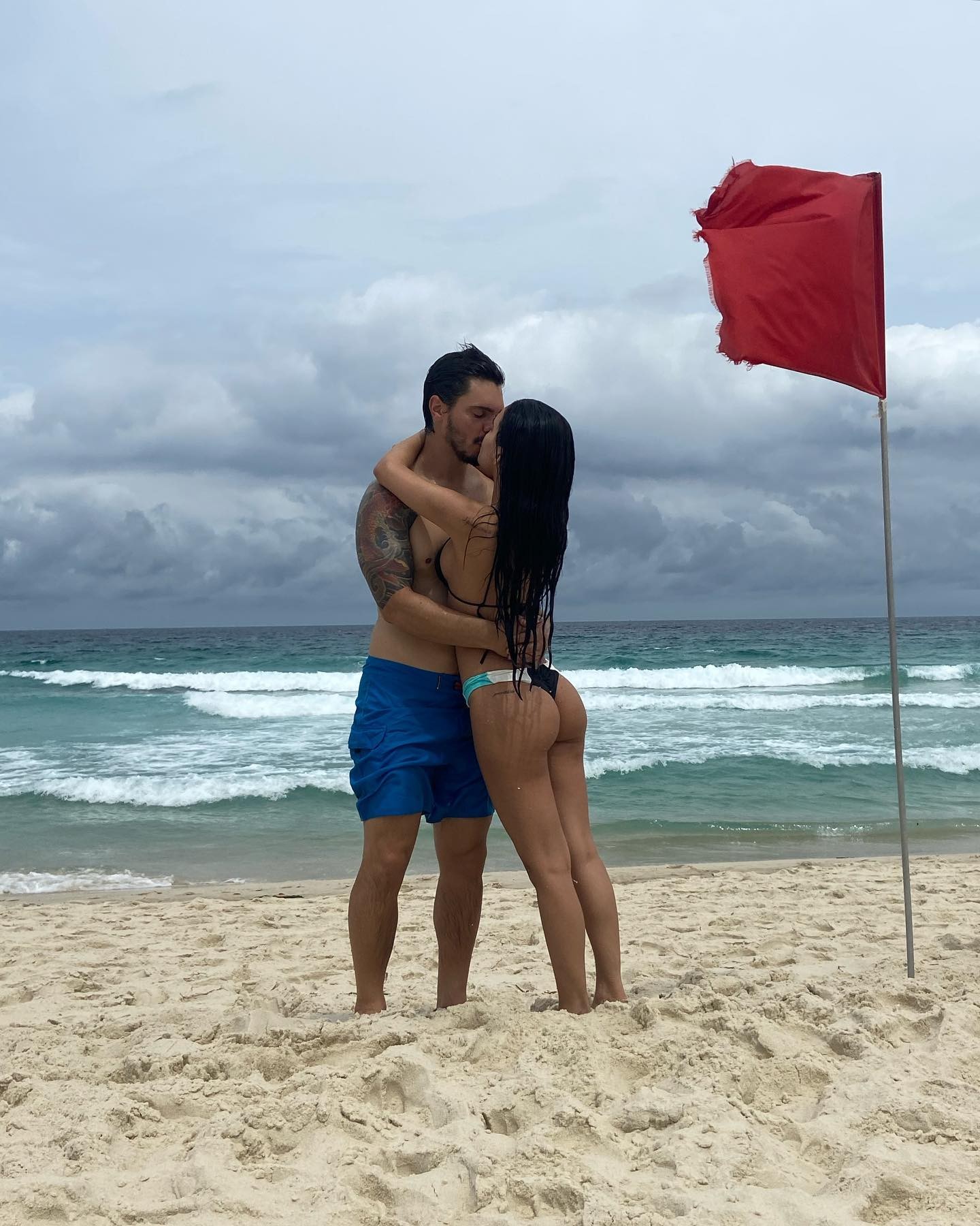 Carol Macedo posa como noivo na praia e manda recado: 'Falta pouco' (Foto: reprodução/instagram)