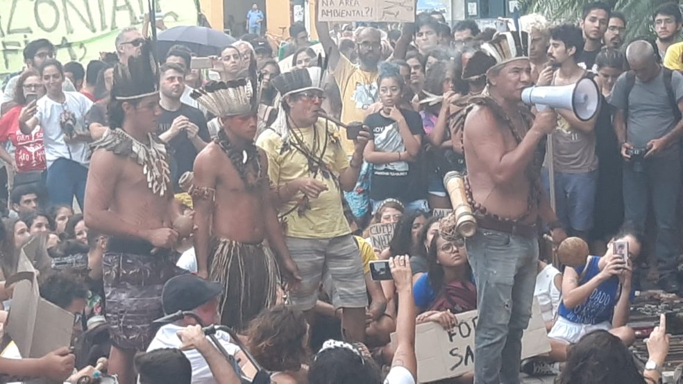 Índios da aldeia Catu, em Canguaretama, participaram do ato em defesa da Amazônia em Natal — Foto: Sérgio Henrique Santos/Inter TV Cabugi