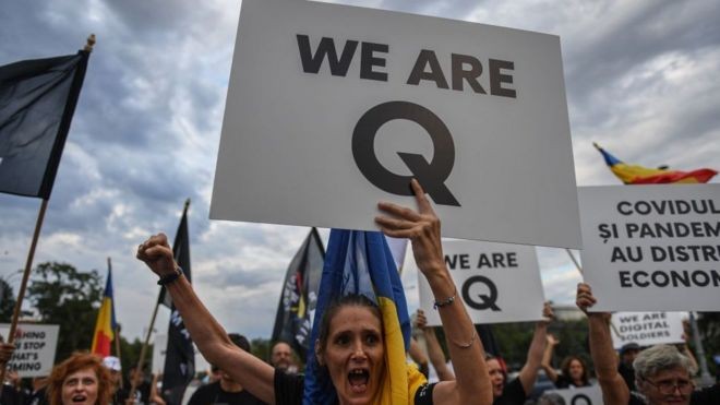 BBC - Os símbolos do QAnon estão presentes em várias partes do mundo, incluindo a América Latina (Foto: AFP via BBC News Brasil)
